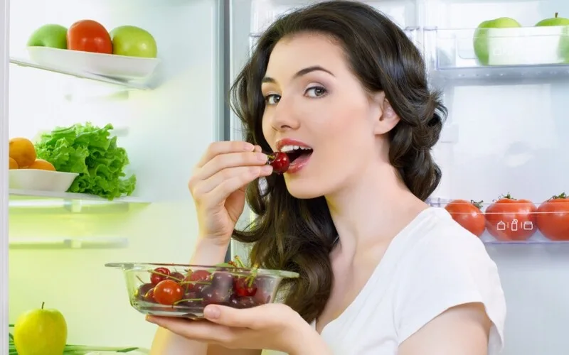 Ăn uống cân bằng và ngủ đủ hỗ trợ duy trì làn da khỏe từ bên trong.