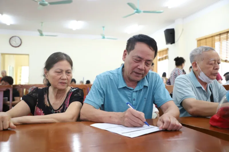 Người lao động thông thường cần đủ tuổi nghỉ hưu và có từ đủ 15 năm đóng BHXH trở lên