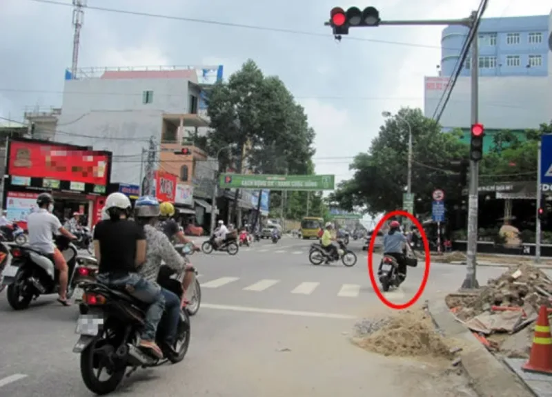 Lỗi vượt đèn đỏ xe máy xảy ra khi người điều khiển không chấp hành tín hiệu đèn giao thông và tiếp tục di chuyển trái quy định.