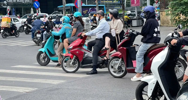 Giảm tốc sớm, giữ khoảng cách và quan sát đầy đủ tín hiệu là những cách đơn giản để tránh lỗi vượt đèn đỏ xe máy.