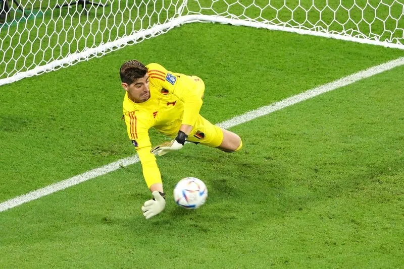 Thibaut Courtois nổi bật với chiều cao, sải tay dài và khả năng cứu thua quyết định trong những trận đấu lớn.