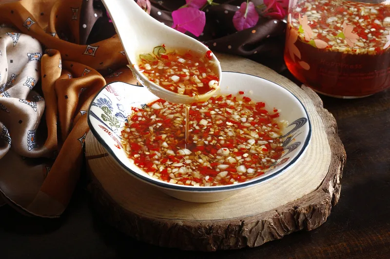 Nước mắm chua ngọt là lựa chọn dễ pha, phù hợp dùng cùng tôm, cua, ghẹ và hải sản luộc.