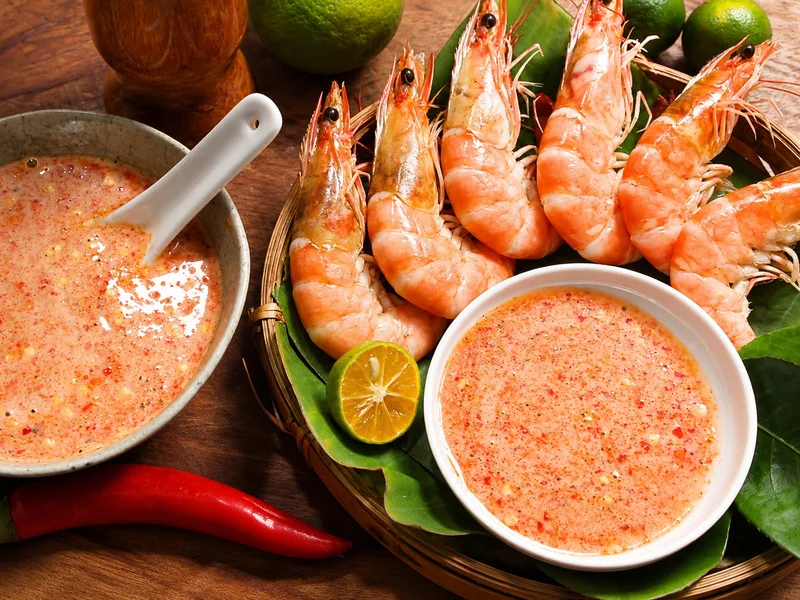 Sốt chấm hải sản kiểu Thái nổi bật với vị chua cay đậm và hương thơm của sả, rau mùi.