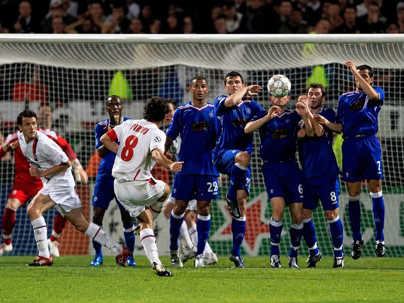 Juninho được nhớ đến với những cú đá phạt knuckleball từ khoảng cách xa có quỹ đạo đặc biệt khó lường.