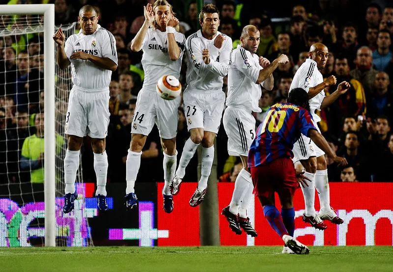 Ronaldinho thường tạo ra những pha xử lý bóng chết đầy sáng tạo và khó đoán.