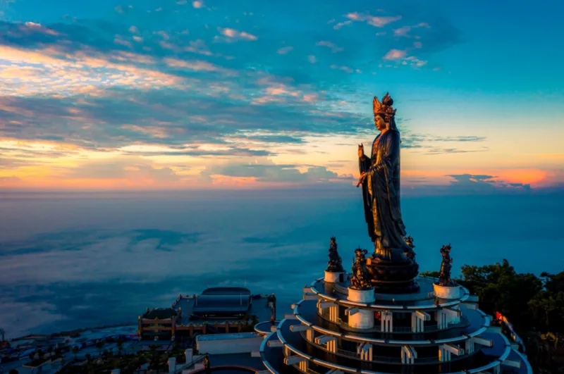 Núi Bà Đen nằm tại phường Bình Minh, tỉnh Tây Ninh, cách khu vực trung tâm khoảng 11 km.