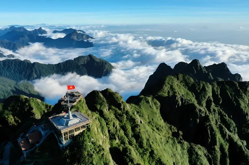 Vị trí Fansipan thuộc vùng núi Hoàng Liên Sơn, phía tây nam khu vực Sa Pa, tỉnh Lào Cai.