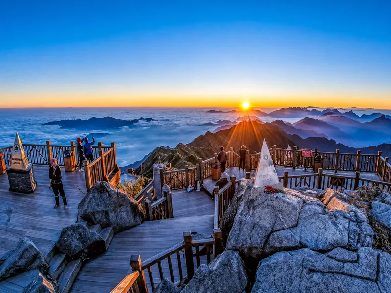 Săn mây, ngắm Hoàng Liên Sơn, tham quan quần thể tâm linh và check-in đỉnh núi là những trải nghiệm nổi bật tại Fansipan.