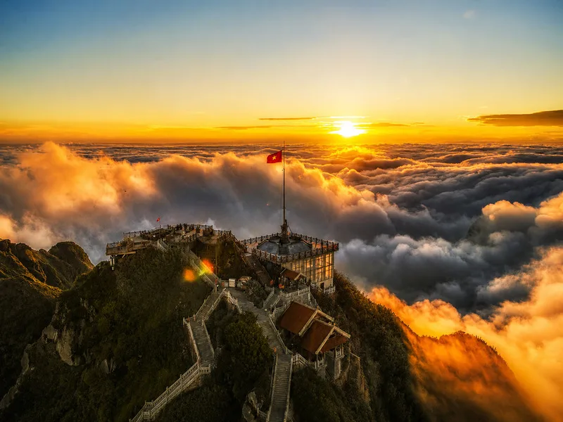 Mỗi mùa tại Fansipan mang một vẻ đẹp riêng, từ trời trong mùa xuân đến ruộng bậc thang và biển mây mùa thu.